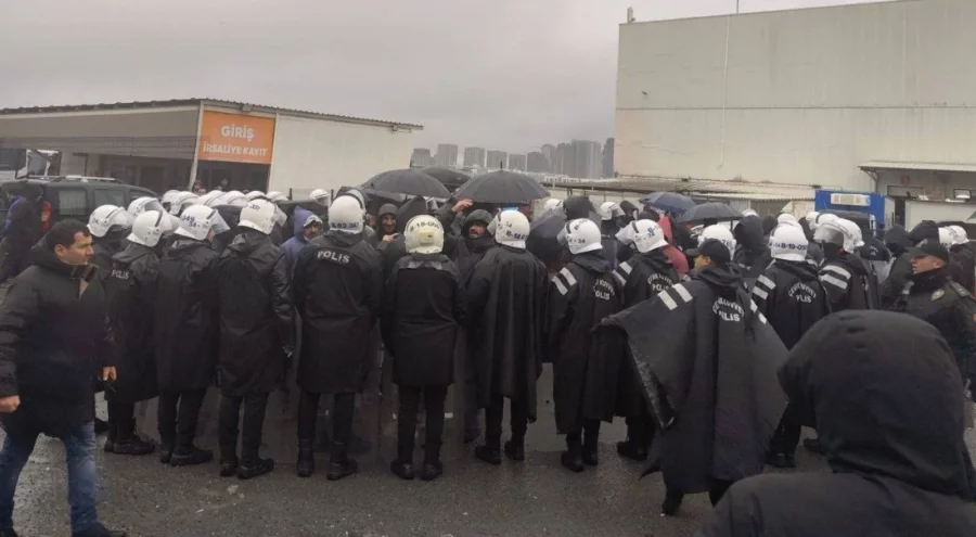 Migros depo işçilerinin yağmurda tente kurması "mevzuata aykırı" denilerek engellendi