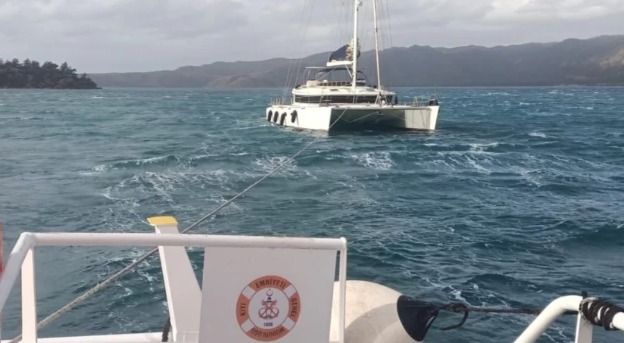 Marmaris'te sürüklenen katamarandaki 2 kişi kurtarıldı