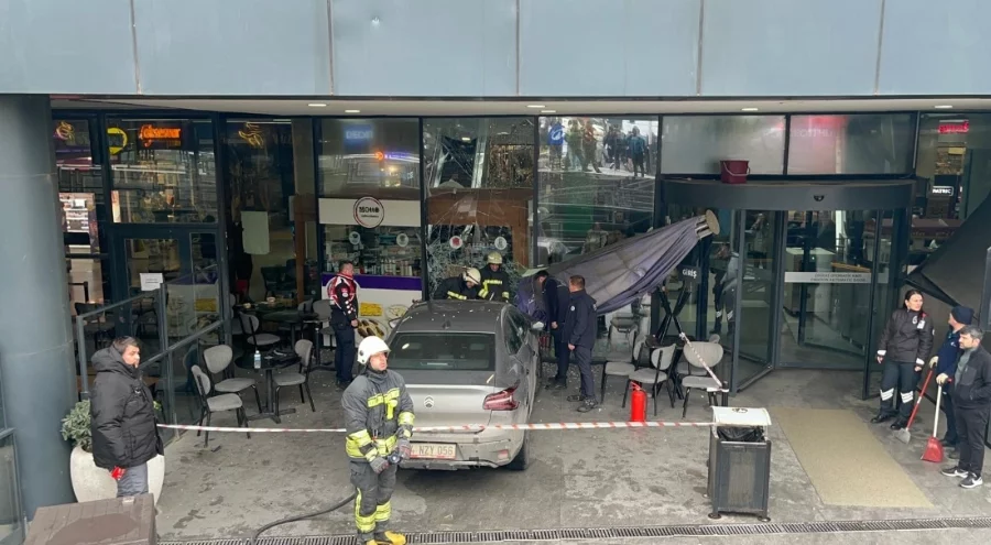 Tekirdağ'da kontrolden çıkan otomobil alışveriş merkezine girdi