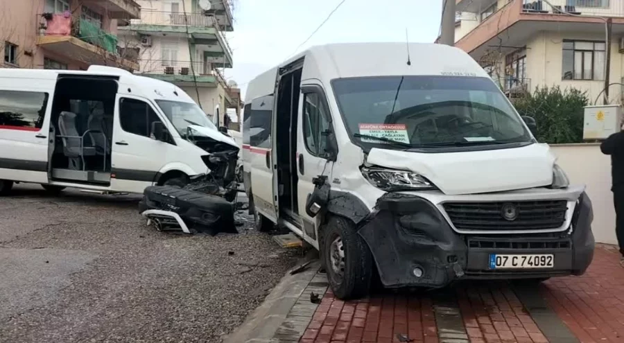 Antalya servis araçları çarpıştı: İki öğrenci yaralandı