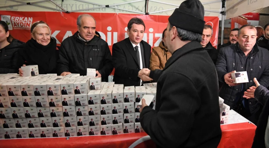 Başkan Erkan Aydın, Berat Kandili'nde vatandaşlarla buluştu