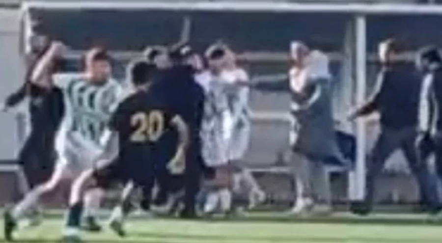 U18 maçında saha karıştı: Sandalyeler havada uçuştu