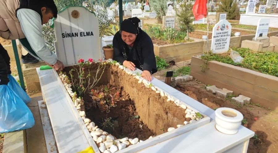 Yağışta oğlunun mezarı çöken anne gözyaşlarına boğuldu
