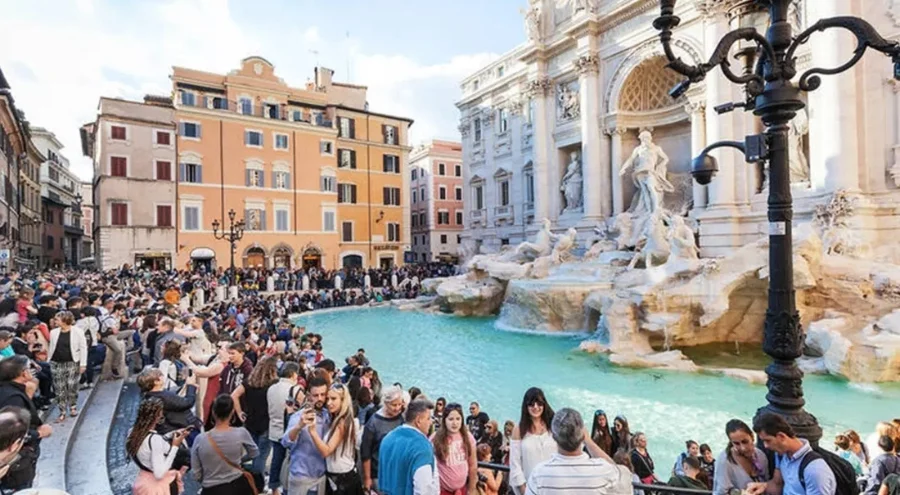 Roma'nın tarihi Trevi Çeşmesini ziyaret eden turistler için giriş ücreti alınacak