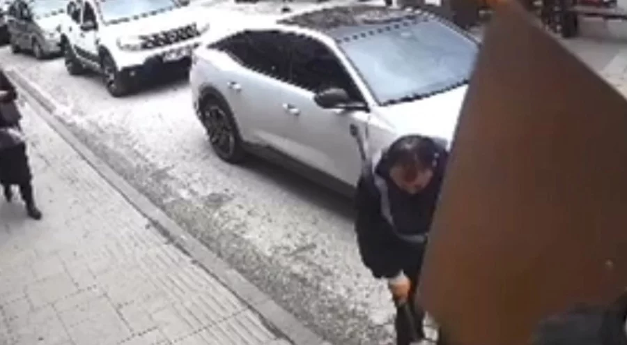 Şiddetli rüzgar nedeniyle düşen tabela, işçinin kafasına böyle çarptı