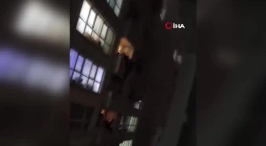 Yangında can pazarı yaşandı, insanlar balkondan aşağı sarkarak kurtuldu