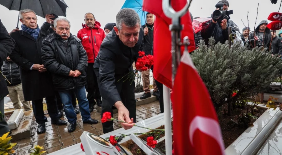 Özel, Kahramanmaraş'ta Kapıçam Deprem Şehitliği'ni ziyaret etti