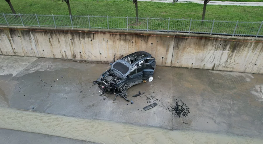 İstanbul'da kazaya karışan araç, dereye uçtu