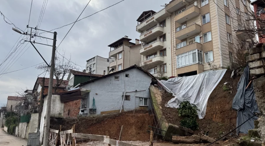 Kocaeli'de istinat duvarının yıkıldı: 2 bina tedbiren boşaltıldı