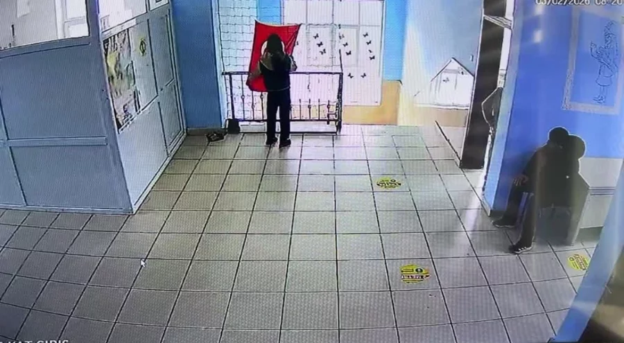 Ortaokul öğrencisinin bayrak hassasiyeti güvenlik kamerasında