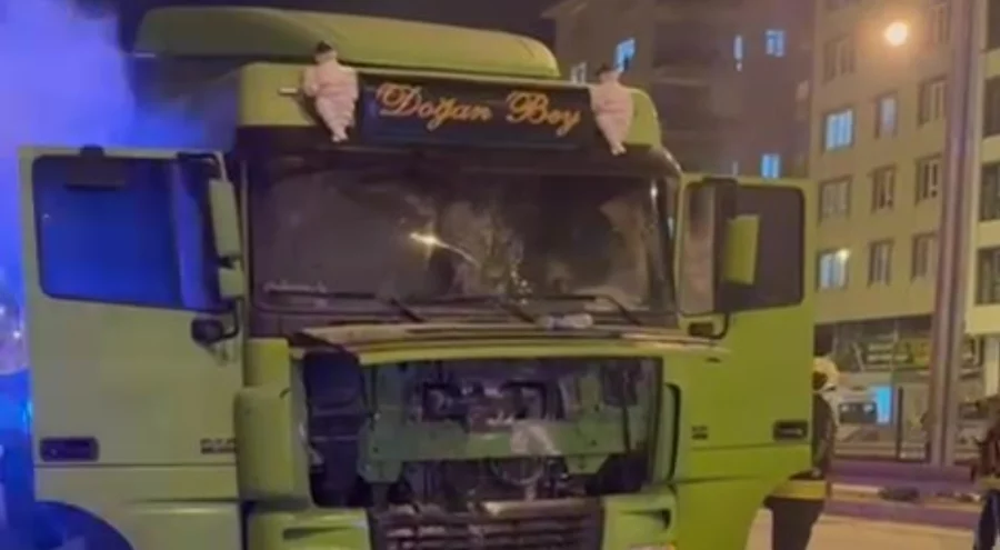 Kocaeli'de seyir halindeki tır alev aldı