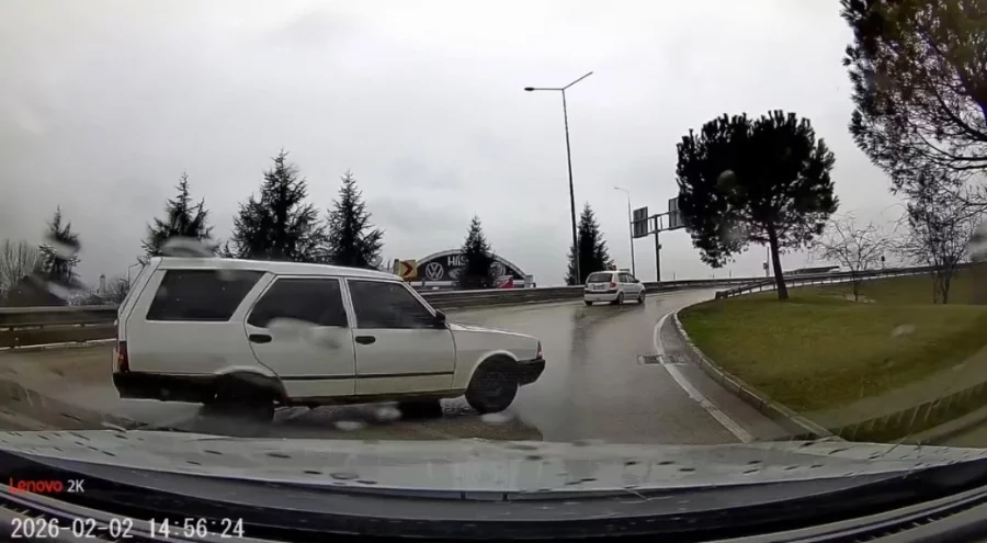 Bursa'da kayganlaşan yolda spin atan Tofaş korkuttu