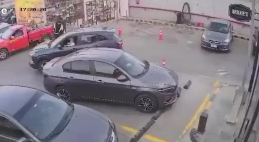 Mısır'da akaryakıt istasyonunda zemin çöktü: 2 dükkan çukura gömüldü