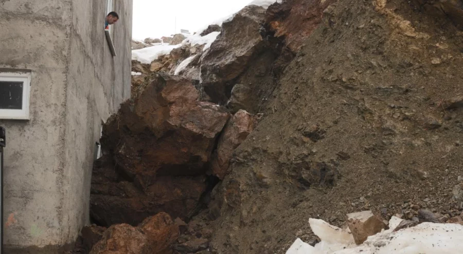 Dağdan kopan kaya parçası evin duvarını deldi