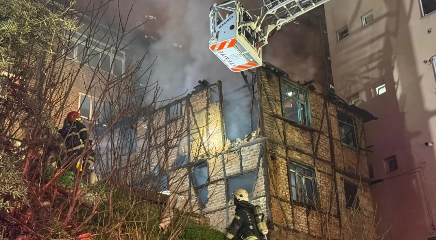 İki katlı ahşap metruk bina küle döndü