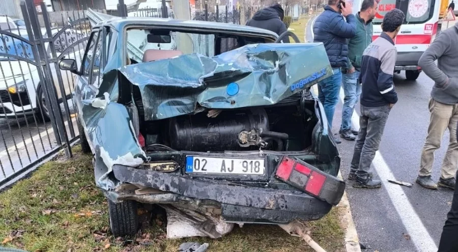 Yayaya yol vermek isterken zincirleme kaza: 3 yaralı