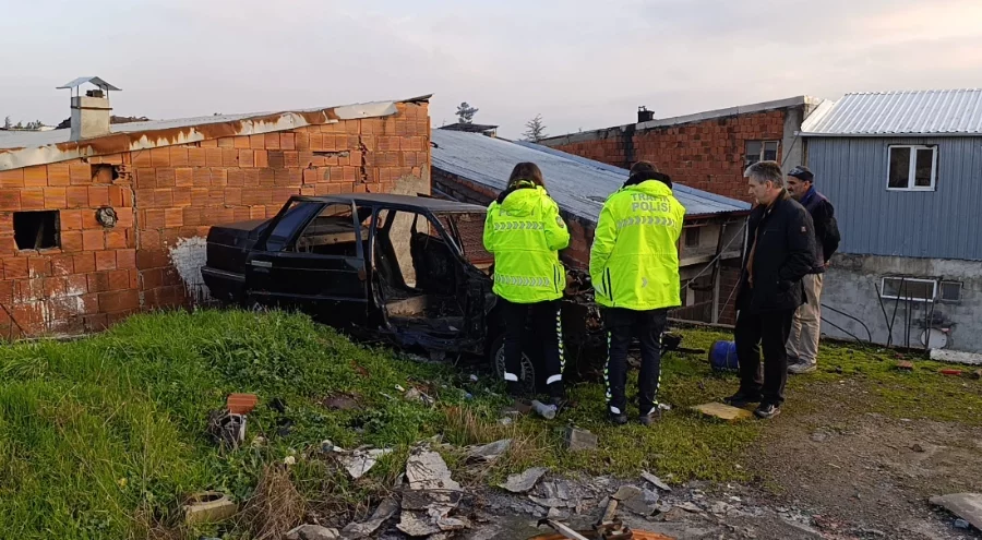 Bursa'da tamir etmek için çıktıkları iş yerinin çatısında otomobil buldular