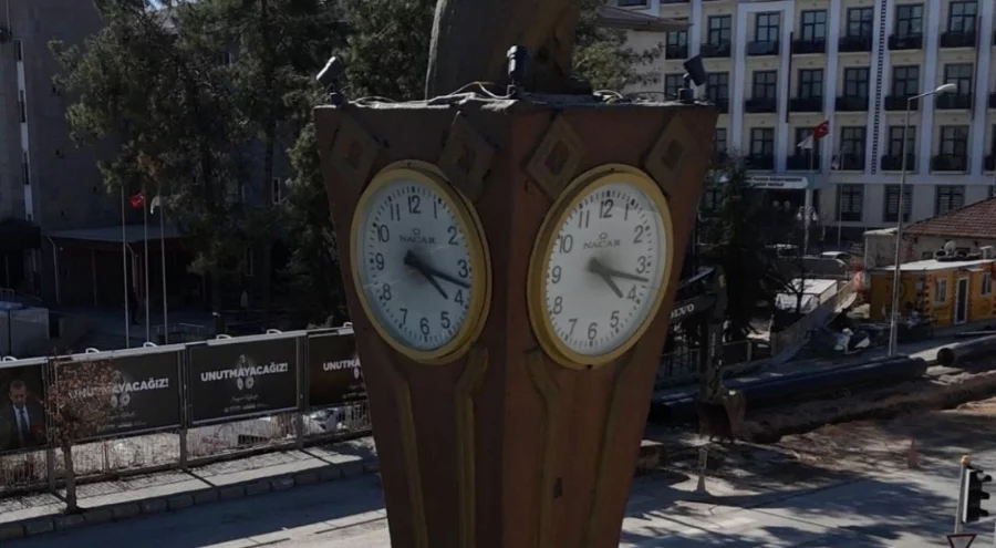 Adıyaman'da saat kulesi 3 yıldır 04.17'yi gösteriyor