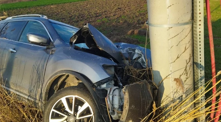 Bursa'da direğe çarpan otomobil sürücüsü yaralandı