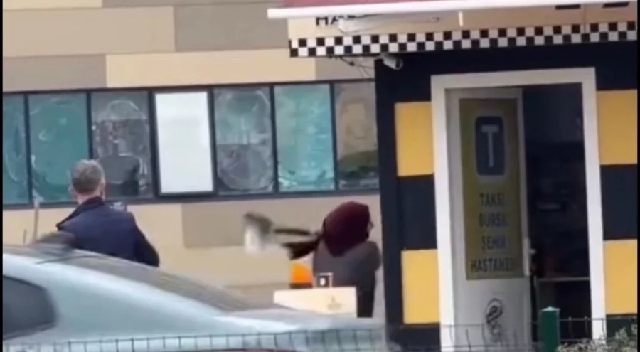 Bursa'da taksi bulamayınca durağı böyle dağıttı, görenler şoka girdi!