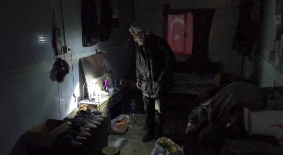 Osmaniye'de depremden bu yana üç yıldır konteynerde elektriksiz yaşıyor: Suyu güneşte ısıtıp, banyo yapıyorum