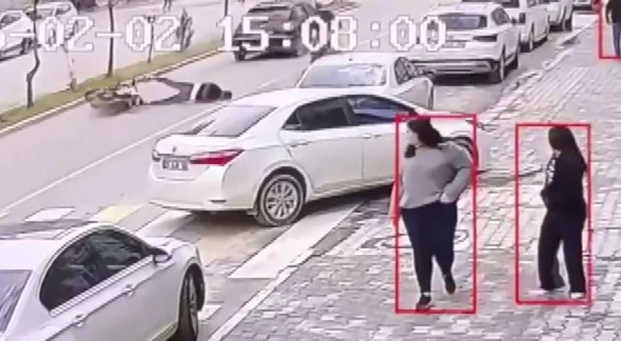 Devrilen motosiklet sürücüsü metrelerce sürüklendi