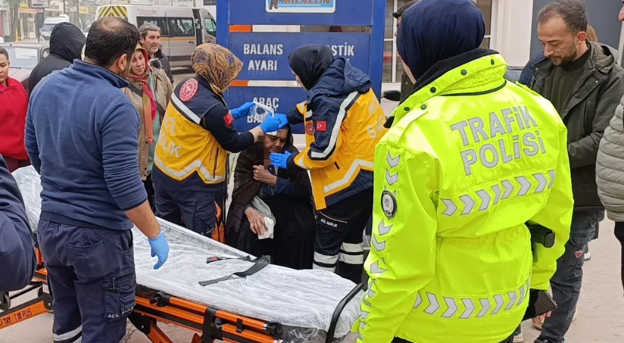 Bursa'da yolun karşısına geçmeye çalışan yaşlı kadına PTT Kargo minibüsü çarptı!