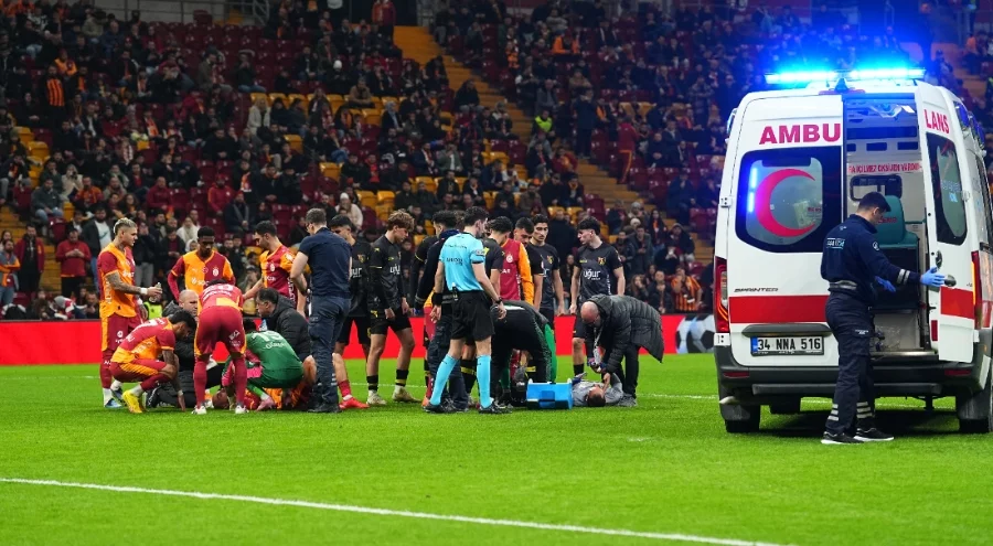 Galatasaray-İstanbulspor maçında talihsiz anlar: Kafa kafaya çarpıştılar