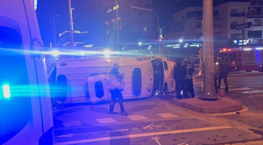 Hasta taşıyan ambulans ve otomobil çarpıştı: 4 yaralı