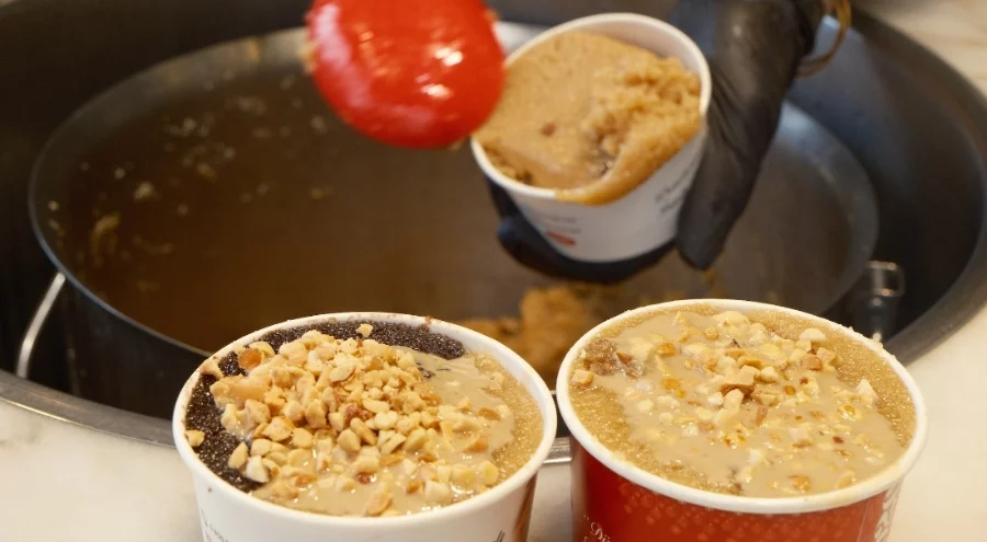 Bursa'da yüzlerce yıllık tatlıyı dondurmayla buluşturdu; şimdi dünyaya satıyor