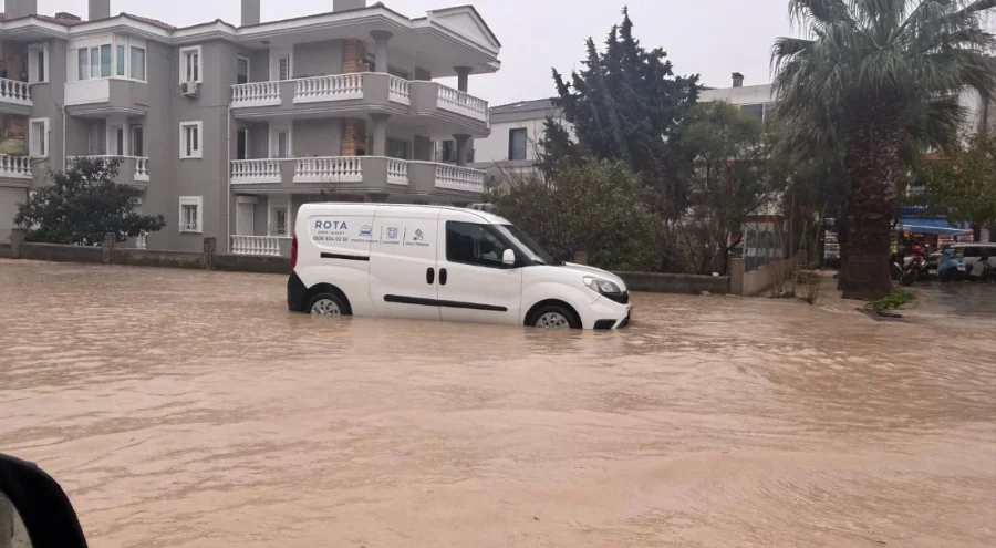 Çeşme'de caddeler dereye döndü, rögarlar taştı