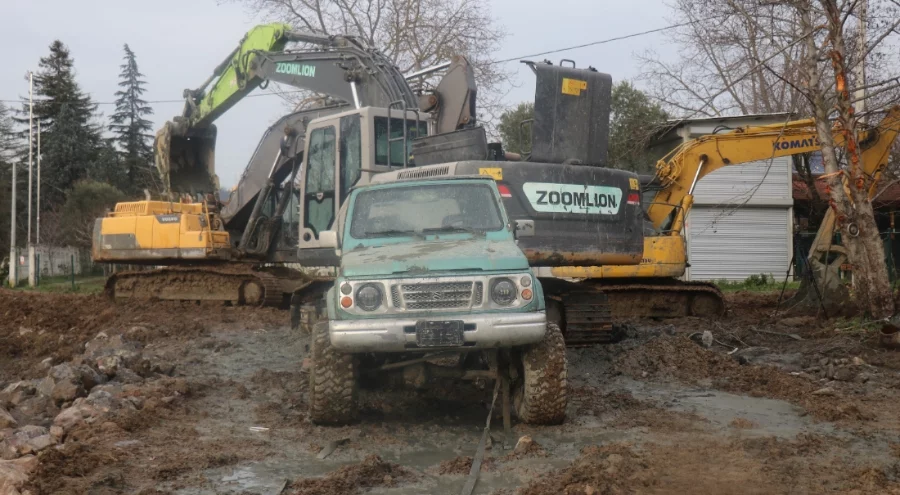 Sakarya'da "fıkra gibi olay: Kurtarmaya gelen kepçeler de battı