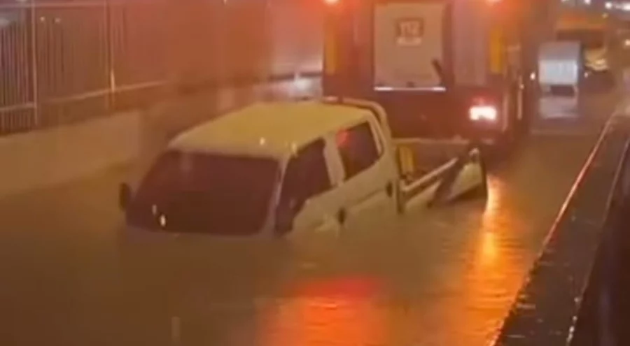 Suyla dolan alt geçitte mahsur kalan sürücü yaşamını yitirdi