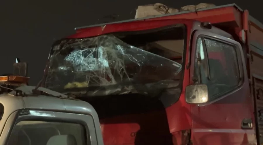 İstanbul'da İETT otobüsüne çarpan kamyonetteki 4 kişi yaralandı