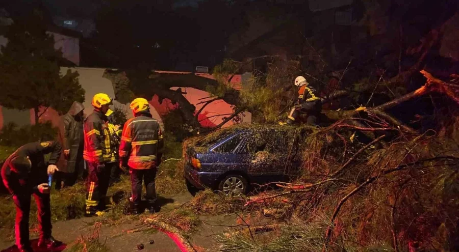 Önce duvarı yıktı sonra otomobilin üzerine devrildi: 2 kişi yaralandı