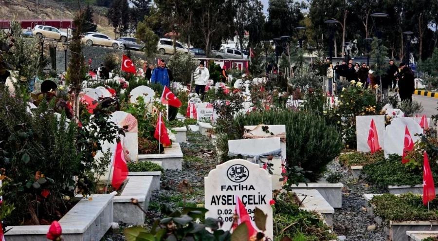 Hatay'da depremlerin üçüncü yıl dönümünde hüzünlü anma