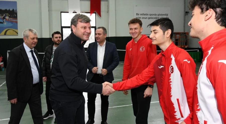 Ertuğrul Sağlam'dan Osmangazi'de genç sporculara ilham veren ziyaret