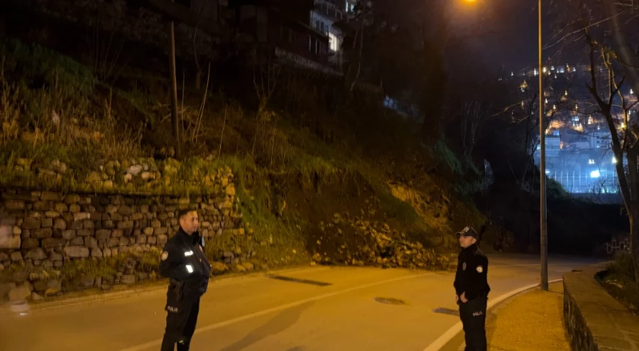 Bursa'da heyelan! Tophane-Muradiye yolu ulaşıma kapandı