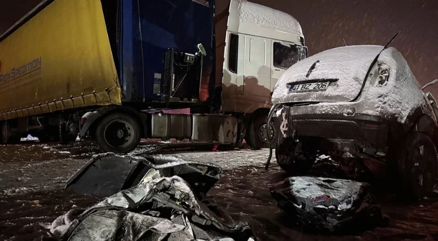 Tır ile otomobil çarpıştı: Çok sayıda kişi hayatını kaybetti