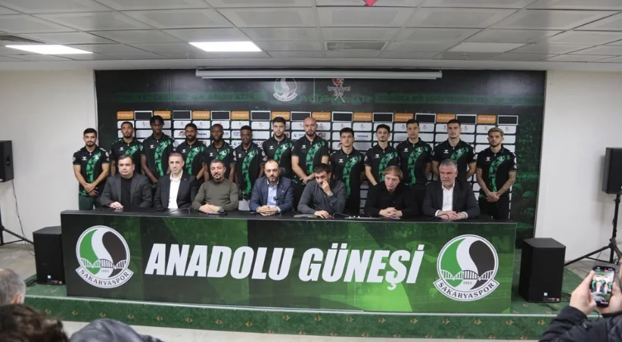 Sakaryaspor 13 oyuncu için imza töreni düzenledi