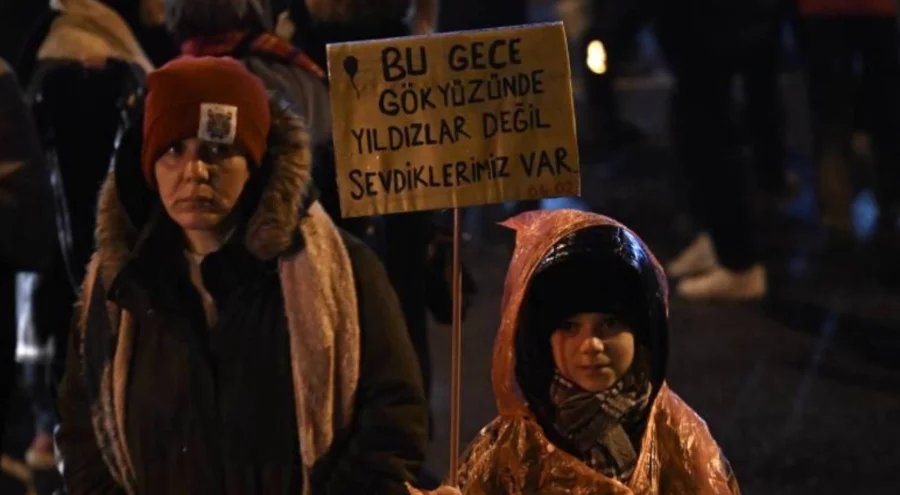 Türkiye'de saatler 04.17'de durdu... Binlerce insan, 6 Şubat depremlerinde kaybettikleri yakınlarını andı