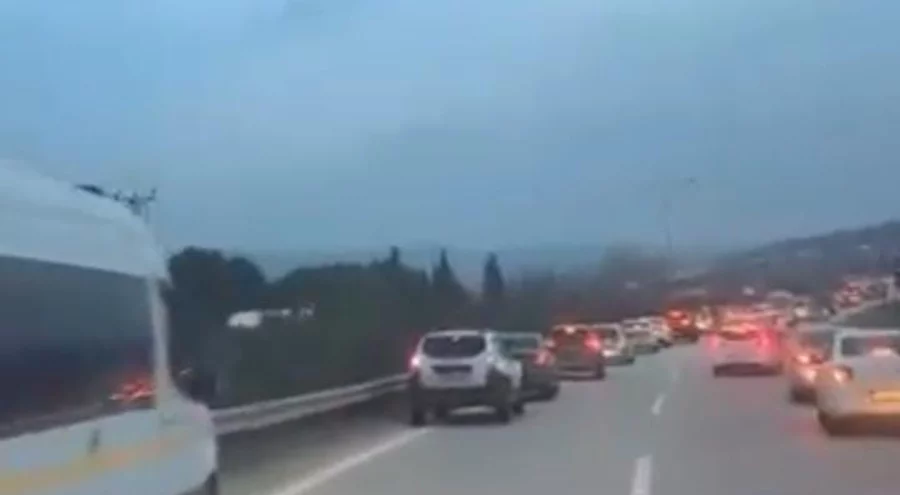 Bursa'da örnek trafik duyarlılığı: Sürücüler ambulansa fermuar sistemiyle yol verdi