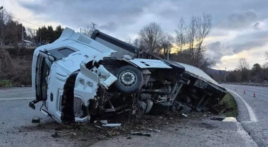 Bursa'da tır kazası! Direksiyon hakimiyetini kaybedip kanala uçtu