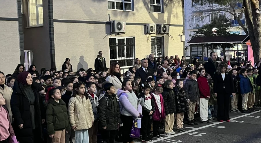 Bursa'daki okullarda 6 Şubat'ta hayatını kaybedenler saygı duruşuyla anıldı