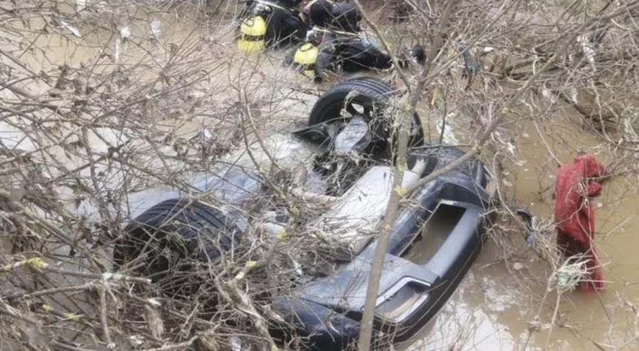 Kontrolden çıkan otomobil dereye uçtu: 2 kız kardeş can verdi