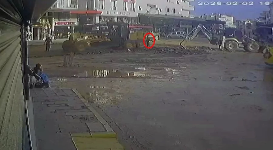 İş makinesinin belediye çalışanına çarpma anı kamerada