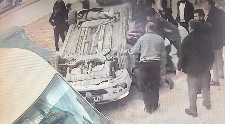 Bursa'da ehliyetsiz genç sürücü park halindeki araçlara çarptı: 4 gencin durumu kritik