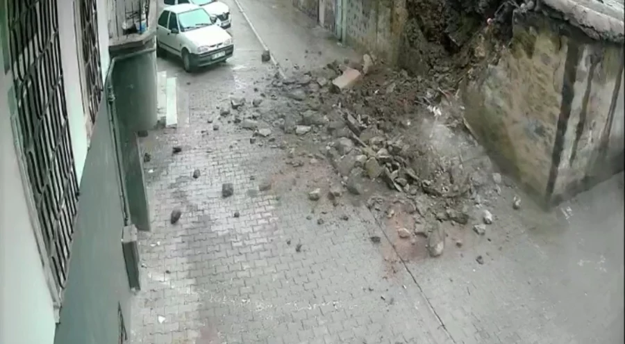 Şanlıurfa'da duvar çöktü: 2 çocuk saniyelerle kurtuldu