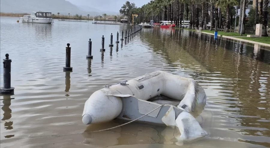 Köyceğiz Gölü taştı, ev ve iş yerlerini su bastı