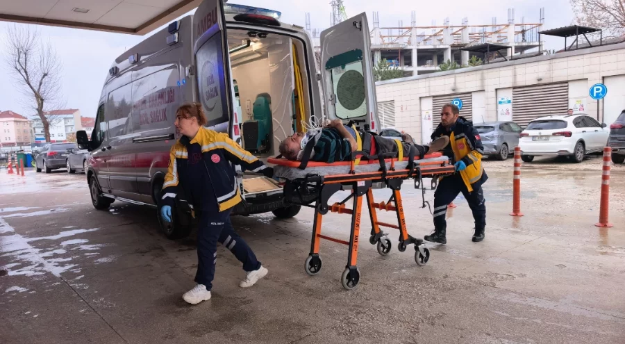 Bursa'da dikkatsizlik kazaya dönüştü: Servis minibüsünden inen sürücüye araç çarptı